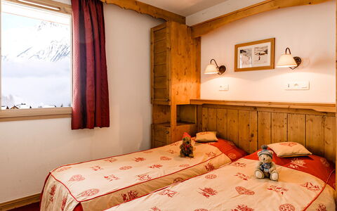 La Toussuire 651: Propiedad, Mueble, Edificio, Ventana, Comodidad, Madera, Diseño De Interiores, Textil, Marco De La Cama, Cama