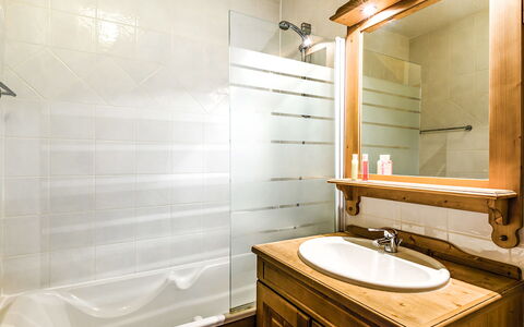 La Toussuire 651: Grifo, Arreglo De Tubería, Mueble De Baño, Lavabo, Espejo, Propiedad, Lavabo Del Baño, Gabinetes, Baño, Madera