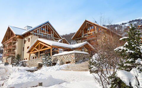 Valloire 651: Cielo, Edificio, Propiedad, Nieve, Planta, Ventana, Casa, Nube, Madera, Árbol