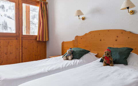 Valloire 651: Mueble, Propiedad, Comodidad, Ventana, Madera, Textil, Diseño De Interiores, Suelo, Cama, Marco De La Cama