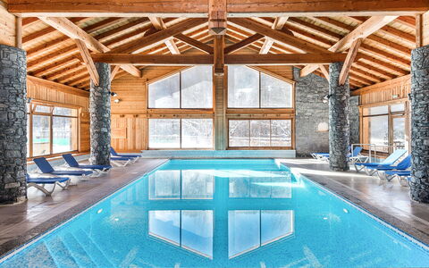 Serre Chevalier 651: Agua, Mueble, Piscina, Propiedad, Mesa, Ventana, Azul, Azur, Arquitectura, Silla