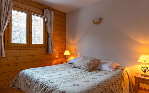 Serre Chevalier 651: Mueble, Propiedad, Edificio, Ventana, Comodidad, Lámpara, Madera, Textil, Encendiendo