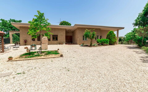 Villa Elpidio: Edificio, Cielo, Planta, Árbol, Casa, El Terreno Del Lote, Sombra, Vegetación, Ventana, Paisaje
