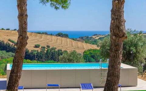 Villa Elpidio: Cielo, Planta, Propiedad, Agua, Edificio, Azur, Naturaleza, Sombra, Árbol, Arecales