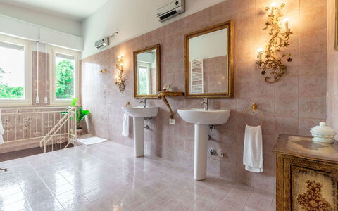 Villa Elpidio: Espejo, Grifo, Arreglo De Tubería, Lavabo, Bañera, Baño, Ventana, Edificio, Mueble De Baño, Madera