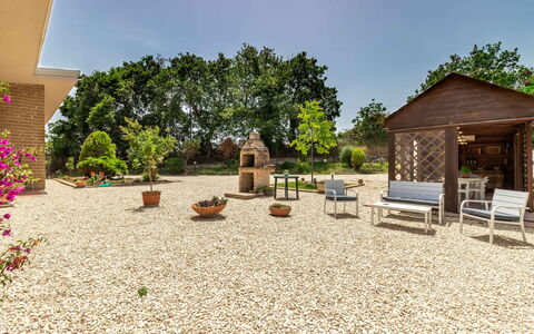 Villa Elpidio: Planta, Cielo, Edificio, Árbol, El Terreno Del Lote, Sombra, Casa, Hierba, Bienes Raíces, Ocio