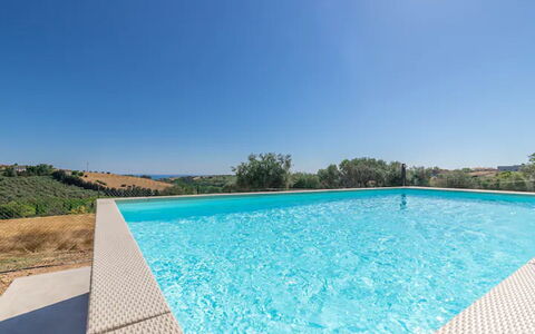 Villa Elpidio: Agua, Cielo, Propiedad, Piscina, Rectángulo, Planta, Árbol, Sombra, Ocio, Hierba