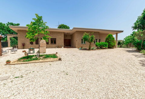 Villa Elpidio: Edificio, Cielo, Planta, Árbol, Casa, El Terreno Del Lote, Sombra, Vegetación, Ventana, Paisaje