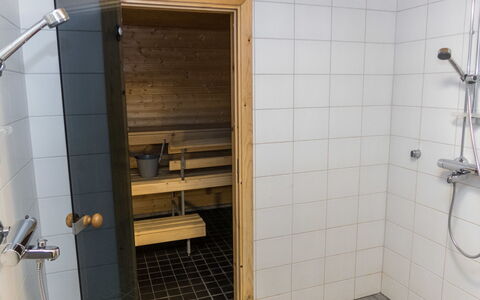 Napakymppi: Piso, Arreglo De Tubería, Madera, Suelo, Baño, Plomería, Diseño De Interiores, Loseta, Material Compuesto, Grifo