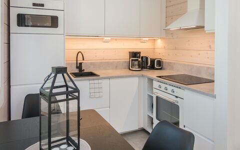 Kitkanvee 1: Cocina, Aparato De Cocina, Mostrador, Diseño De Interiores, Piso, Mueble, Madera, Electrodoméstico, Gabinetes, Lámpara