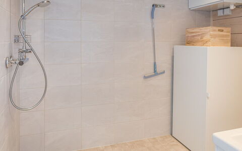 Kitkanvee 1: Piso, Pared, Suelo, Arreglo De Tubería, Baño, Alcachofa De La Ducha, Diseño De Interiores, Loseta, Barra De La Ducha, Ducha