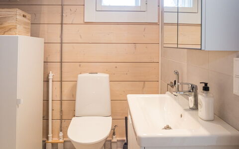 Kitkanvee 1: Asiento Del Baño, Piso, Baño, Baño, Suelo, Arreglo De Tubería, Pared, Diseño De Interiores, Madera, Lavabo