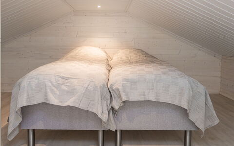 Kitkanvee 1: Techo, Habitación, Piso, Suelo, Marco De La Cama, Cama, Lecho, Sábana, Lámpara, Madera Dura