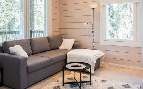 Kitkanvee 2: Mueble, Piso, Suelos De Madera, Suelo, Madera, Diseño De Interiores, Sala, Suelo Laminado, Sofá, Mesa