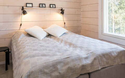 Kitkanvee 2: Madera, Habitación, Piso, Suelo, Diseño De Interiores, Lecho, Mueble, Sábana, Cama, Linos