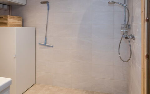 Kitkanvee 2: Piso, Suelo, Arreglo De Tubería, Alcachofa De La Ducha, Baño, Diseño De Interiores, Barra De La Ducha, Ducha, Plomería, Loseta