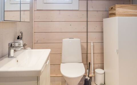 Kitkanvee 2: Asiento Del Baño, Piso, Baño, Baño, Suelo, Arreglo De Tubería, Pared, Diseño De Interiores, Madera, Lavabo