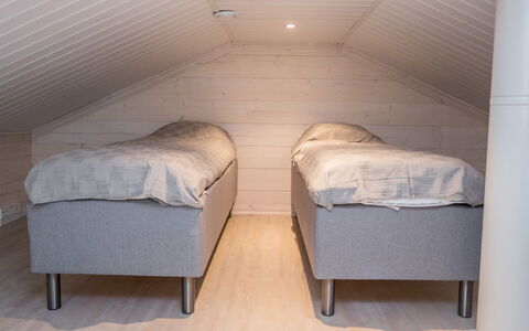 Kitkanvee 2: Suelo, Habitación, Techo, Piso, Cama, Lecho, Marco De La Cama, Linos, Sábana, Manchas De Madera
