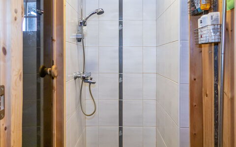 Rukanhippu: Arreglo De Tubería, Piso, Alcachofa De La Ducha, Baño, Ducha, Suelo, Plomería, Barra De La Ducha, Diseño De Interiores, Panel De Ducha