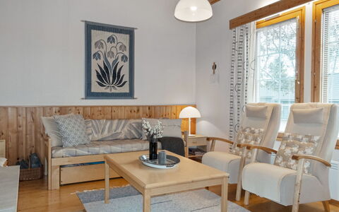 Siulapalkinen a 4: Mueble, Diseño De Interiores, Piso, Suelo, Madera, Habitación, Encendiendo, Techo, Sofá, Sala