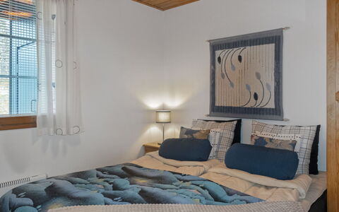 Siulapalkinen a 4: Cama, Mueble, Diseño De Interiores, Habitación, Sábana, Lecho, Madera, Linos, Suelo, Techo
