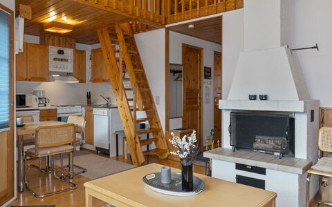 Siulapalkinen a 4: Mueble, Madera, Piso, Diseño De Interiores, Suelo, Techo, Habitación, Cocina, Departamento, Sala