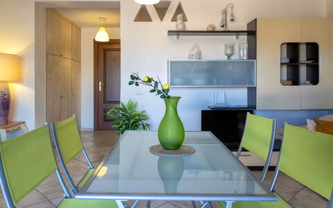 Robby: Mueble, Diseño De Interiores, Piso, Pared, Mesa, Silla, Madera, Suelo, Comedor, Techo