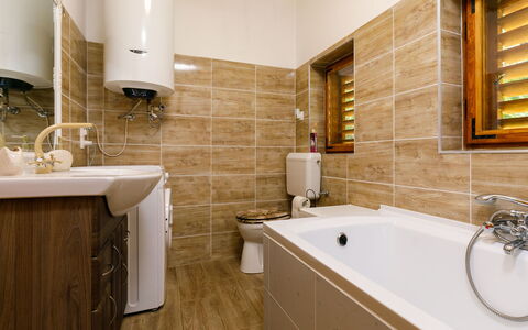 Liget: Bañera, Arreglo De Tubería, Grifo, Propiedad, Mueble De Baño, Edificio, Madera, Baño, Diseño De Interiores