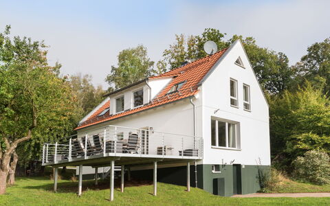 Forsthaus Gut Malberg: Nieve, Cielo, Montaña, Ventana, Nube, Edificio, Casa, Pendiente, Árbol, Cabaña