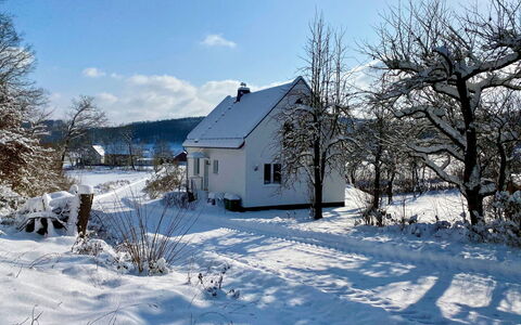 Forsthaus Gut Malberg: Cielo, Nube, Nieve, Edificio, Ventana, Planta, Casa, Árbol, Paisaje Natural, Pendiente
