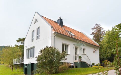 Forsthaus Gut Malberg: Nieve, Cielo, Montaña, Ventana, Nube, Edificio, Casa, Pendiente, Árbol, Cabaña