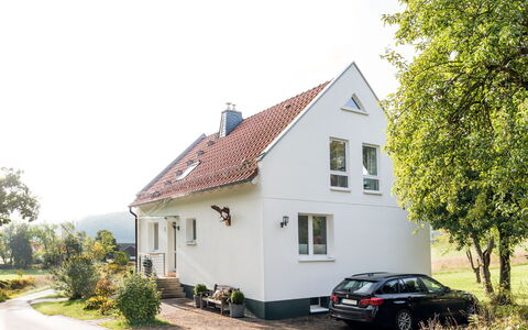 Forsthaus Gut Malberg: Nieve, Cielo, Montaña, Ventana, Nube, Edificio, Casa, Pendiente, Árbol, Cabaña