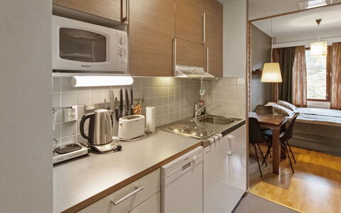 Ylläs Chalets 3309: Mueble, Silla, Mueble Para Exteriores, Mesa, Madera, Mesa Al Aire Libre, Cocina Y Comedor Mesa, Sombra, Jardín, Paraguas