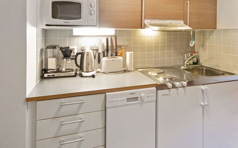Ylläs Chalets 3309: Mueble, Silla, Mueble Para Exteriores, Mesa, Madera, Mesa Al Aire Libre, Cocina Y Comedor Mesa, Sombra, Jardín, Paraguas