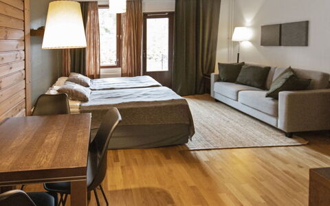 Ylläs Chalets 3309: Mueble, Silla, Mueble Para Exteriores, Mesa, Madera, Mesa Al Aire Libre, Cocina Y Comedor Mesa, Sombra, Jardín, Paraguas
