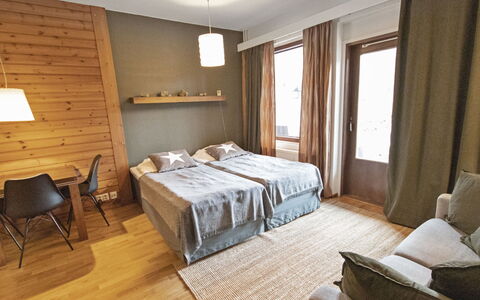 Ylläs Chalets 3309: Mueble, Silla, Mueble Para Exteriores, Mesa, Madera, Mesa Al Aire Libre, Cocina Y Comedor Mesa, Sombra, Jardín, Paraguas