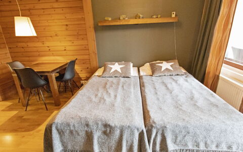 Ylläs Chalets 3309: Mueble, Silla, Mueble Para Exteriores, Mesa, Madera, Mesa Al Aire Libre, Cocina Y Comedor Mesa, Sombra, Jardín, Paraguas