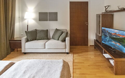 Ylläs Chalets 3309: Mueble, Silla, Mueble Para Exteriores, Mesa, Madera, Mesa Al Aire Libre, Cocina Y Comedor Mesa, Sombra, Jardín, Paraguas