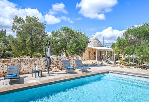 Trullo Ulivo: Agua, Nube, Planta, Cielo, Propiedad, Mueble, Piscina, Azul, Azur, Árbol