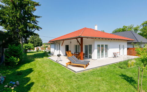 Sunstreet: Planta, Propiedad, Edificio, Cielo, Árbol, Ventana, Casa, El Terreno Del Lote, Sombra, Cabaña