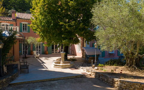 La Verdière: Planta, Edificio, Ventana, Casa, Superficie De La Carretera, Sombra, Árbol, Diseño Urbano, Barrio, Barrio Residencial