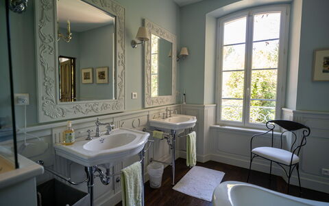 La Verdière: Espejo, Grifo, Arreglo De Tubería, Lavabo, Lavabo Del Baño, Ventana, Baño, Marco, Diseño De Interiores, Arquitectura