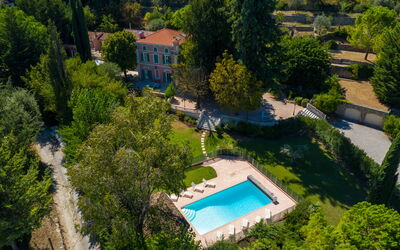 La Verdière: Propiedad, Edificio, Planta, Azur, Árbol, Arquitectura, Vegetación, Agua, Diseño Urbano, Barrio