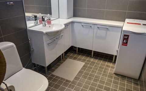 Agenttimajat 1: Piso, Arreglo De Tubería, Suelo, Lavabo, Plomería, Diseño De Interiores, Lavabo Del Baño, Loseta, Grifo, Baño