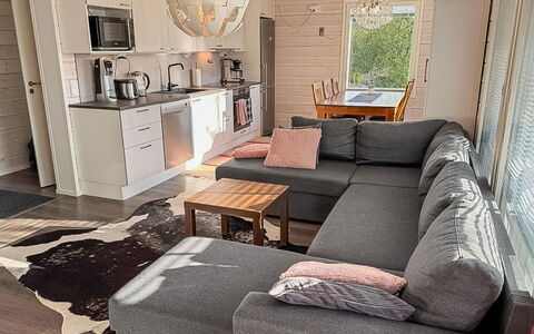 Willa Kiiruna: Mueble, Madera, Diseño De Interiores, Sofá, Piso, Sala, Suelo, Casa, Habitación