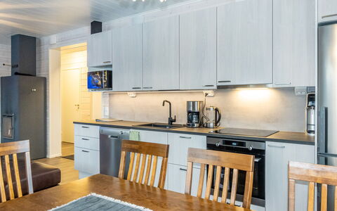 Willa Kiiruna: Cocina, Aparato De Cocina, Mueble, Mostrador, Electrodoméstico, Diseño De Interiores, Piso, Madera, Techo, Gabinetes