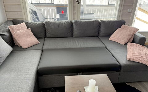 Willa Kiiruna: Sala, Sofá, Suelos De Madera, Madera Dura, Almohada, Amortiguar, Sofa Cama, Suelo Laminado, Planta De Casa