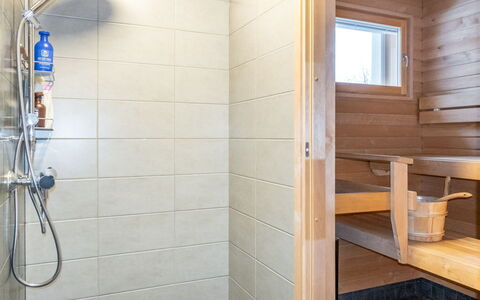 Willa Kiiruna: Piso, Madera, Suelo, Diseño De Interiores, Arreglo De Tubería, Habitación, Baño, Techo, Plomería, Loseta