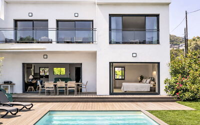Solenzara 646: Casa, Barrio Residencial, Casa, Techo, Material Compuesto, Inmuebles, Cabaña, Sombra, Piscina, Villa