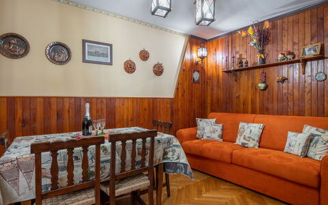 Hedelweiss House: Mueble, Propiedad, Mesa, Marco, Sofá, Madera, Diseño De Interiores, Encendiendo, Suelo, Sofá Cama
